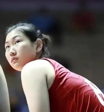 中国女排接应应给范泊宁杨舒茗机会！主攻应补选黄悦鑫李晨萱