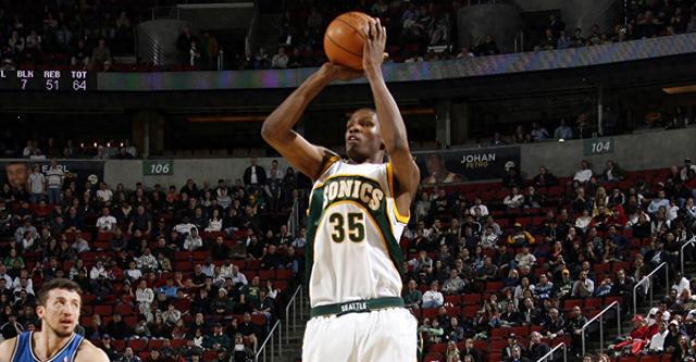 杜兰特：生涯前20场我只接球投篮 挡拆让我的比赛方式进化