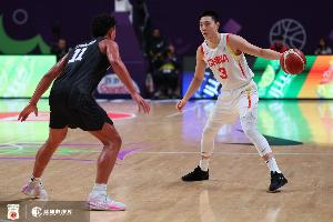 米乐m6-张佳玮：第二节后半段纯天赋差距 中国打得没问题 但澳洲纯粹硬上