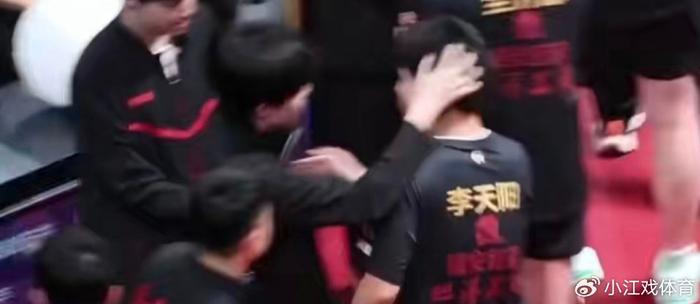 国乒新大哥！王楚钦鼓励19岁小将，摸头杀+称赞：给我制造挺多困难