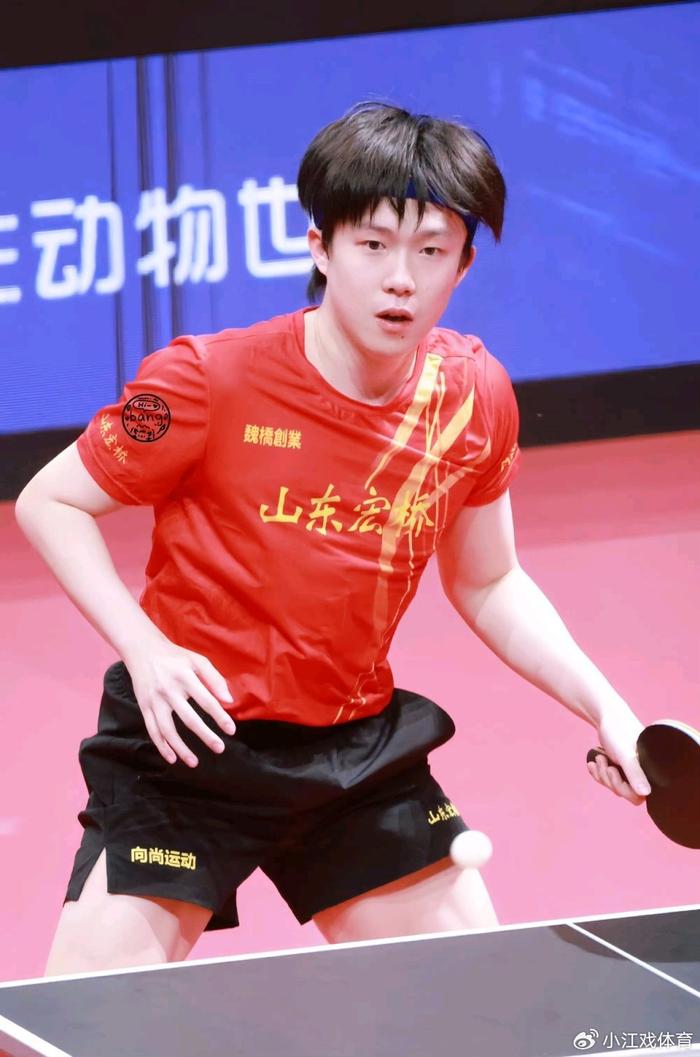国乒新大哥！王楚钦鼓励19岁小将，摸头杀+称赞：给我制造挺多困难
