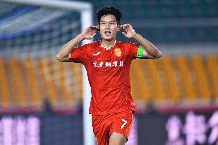 m6官方网站-9分钟3失良机！向余望空门不进+失单刀，媒体人：快点踢中超吧