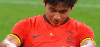 m6官方网站-9分钟3失良机！向余望空门不进+失单刀，媒体人：快点踢中超吧