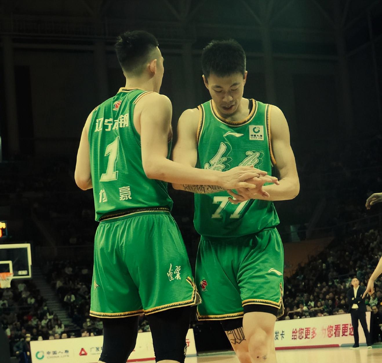 米乐m6-付豪答应球迷尽量不离队!张镇麟搭王哲林便车很正常,辽篮不离不弃