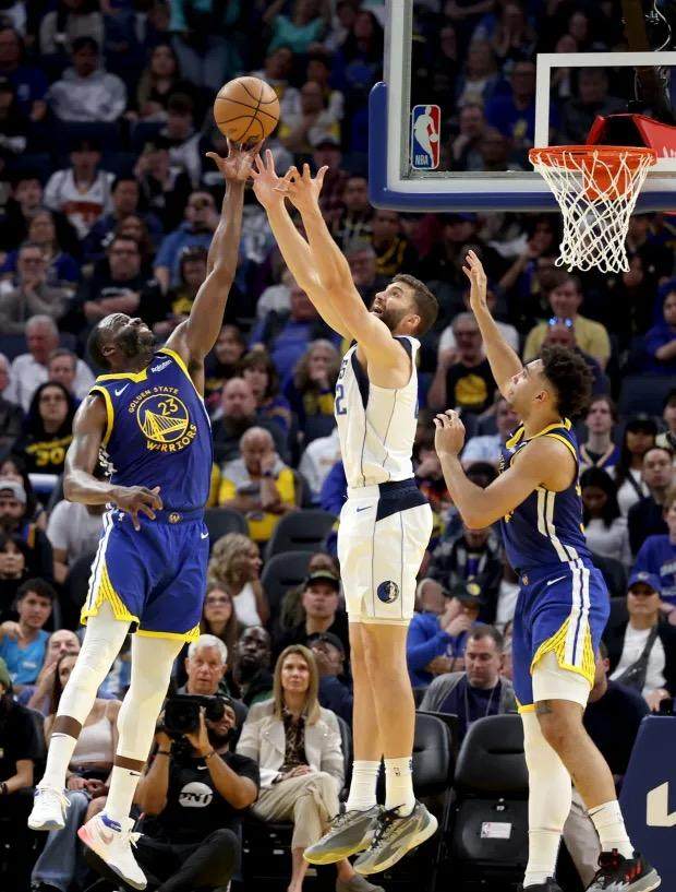 1712466615242071198.png 米乐-勇士尝试新内线组合收奇效,新秀护筐解放“追梦”