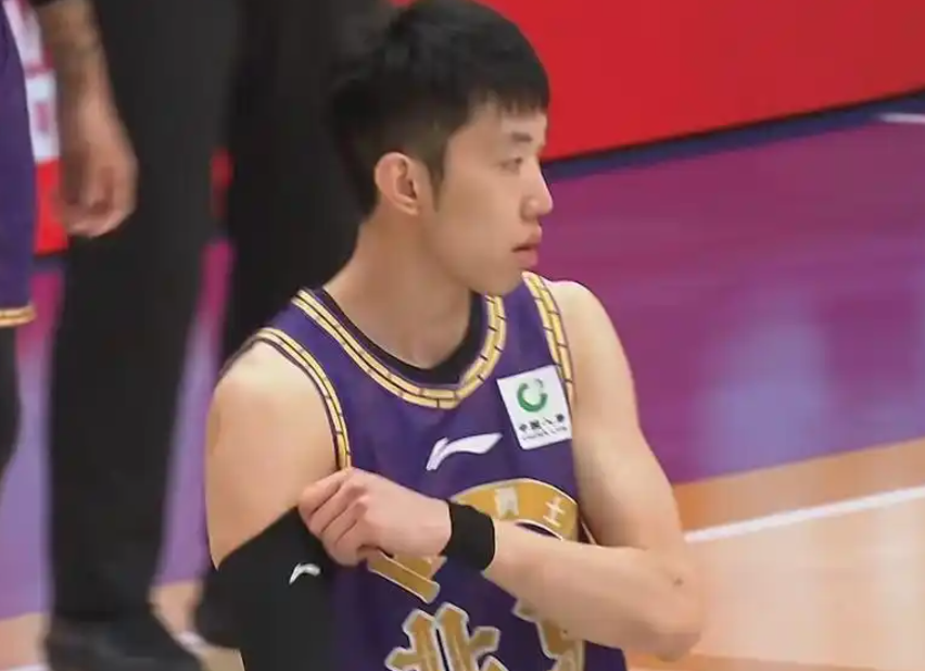 米乐-北控彻底被带崩！空位打铁，防守纯送，朱松玮还受伤，现场喊下课