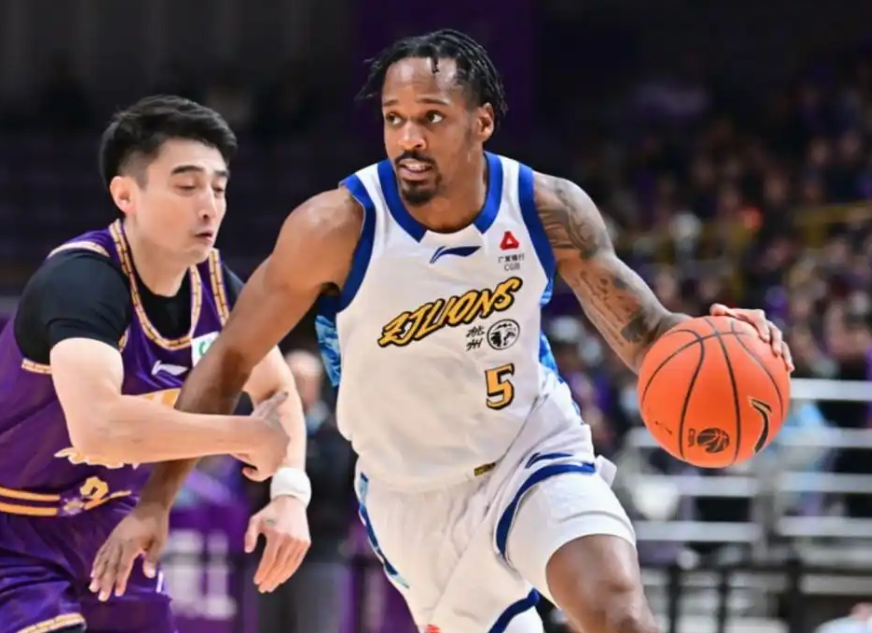 米乐-北控彻底被带崩！空位打铁，防守纯送，朱松玮还受伤，现场喊下课