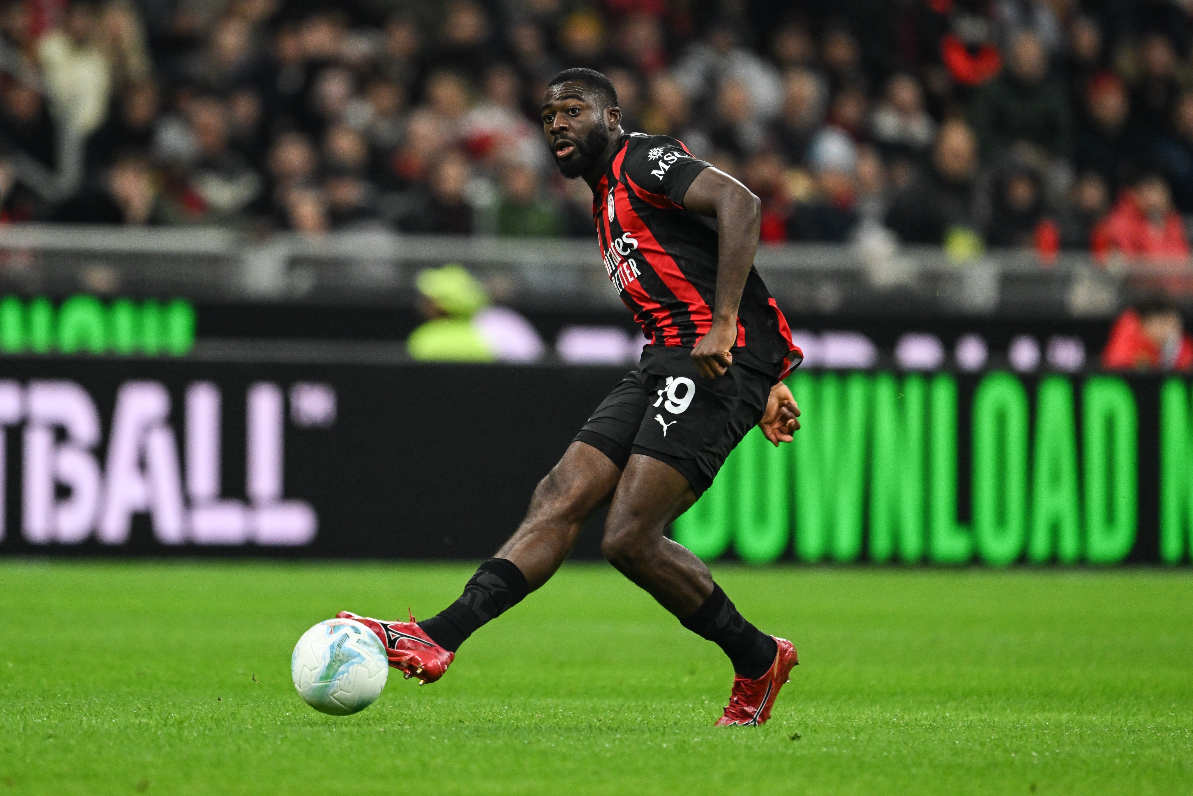 米乐m6-和莱奥并列队内榜首！加盟米兰后，福法纳各项赛事共送出13次助攻