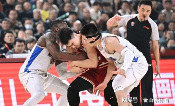 硬汉！32岁老将两腿全拉伤，缠满绷带打20分钟，媒体人:真是拼了