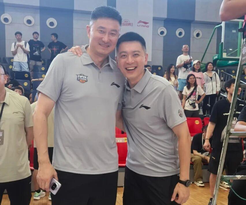 北京男篮继续追逐戴维斯 杨鸣力挺杜锋 曾繁日拳击刘全兴下体被罚