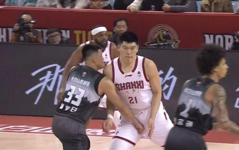 北京男篮继续追逐戴维斯 杨鸣力挺杜锋 曾繁日拳击刘全兴下体被罚